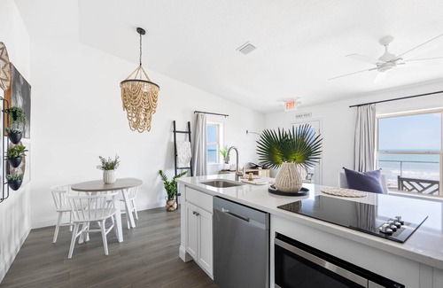 Melbourne Beach Condo | Melbourne Beachfront Oasis - Aurora Suite
