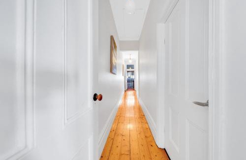 North Melbourne House | Melbourne Guest House with Parking and Courtyard