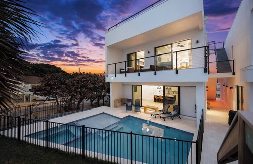New Melbourne Beach House | Melbourne Oasis: Beach access, pool & rooftop deck