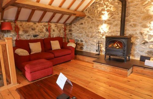 Dinas House | Melin Y Cim