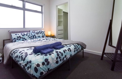 Plympton House | Mellow & Modernized Townhouse✔Stylish✔Bottles wall✔Anzac Hwy✔3Beds