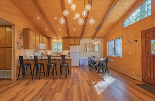 Moonridge House | Mellow Moonridge - Cozy 2 bedroom, Smart TV, Barbecue, Deck