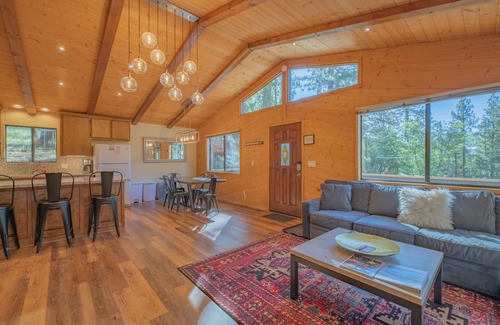 Moonridge House | Mellow Moonridge - Cozy 2 bedroom, Smart TV, Barbecue, Deck