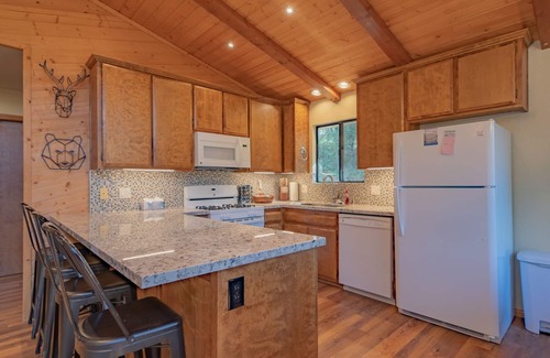 Moonridge House | Mellow Moonridge - Cozy 2 bedroom, Smart TV, Barbecue, Deck