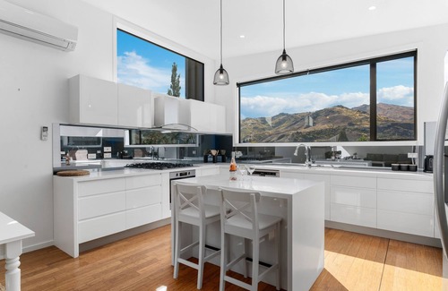 Lowburn House | Melmore Oasis - Cromwell Holiday Home