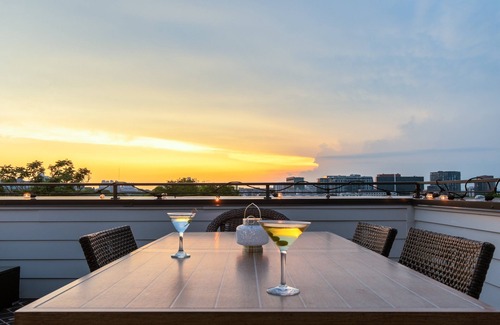 Edgehill Cottage | Melodic Skyline - Rooftop Views - 12th S District