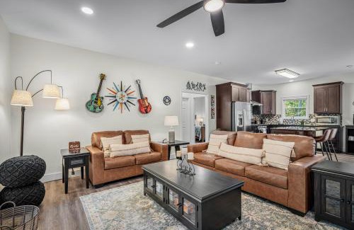 Fort Payne House | Melody Ridge Downtown with Fast WiFi, King Suite, Soaking Tub