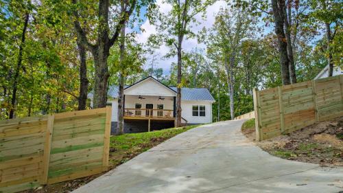 Fort Payne House | Melody Ridge Downtown with Fast WiFi, King Suite, Soaking Tub