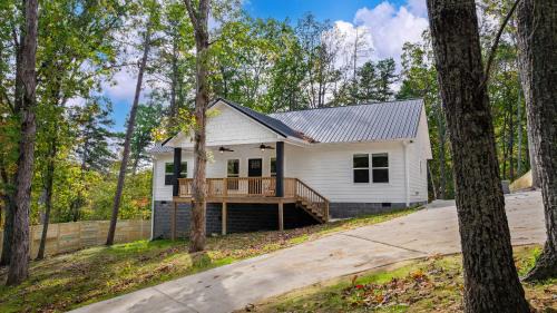 Fort Payne House | Melody Ridge Downtown with Fast WiFi, King Suite, Soaking Tub