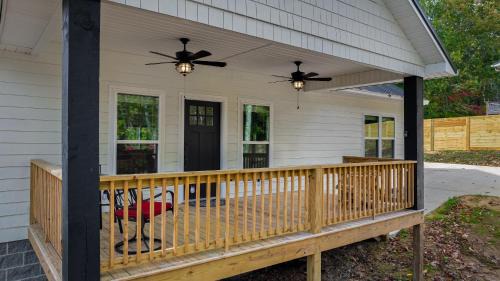 Fort Payne House | Melody Ridge Downtown with Fast WiFi, King Suite, Soaking Tub