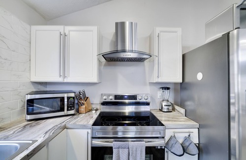 East Stroudsburg House | Melrose Mountain Home - Hot Tub l Sauna l Lake