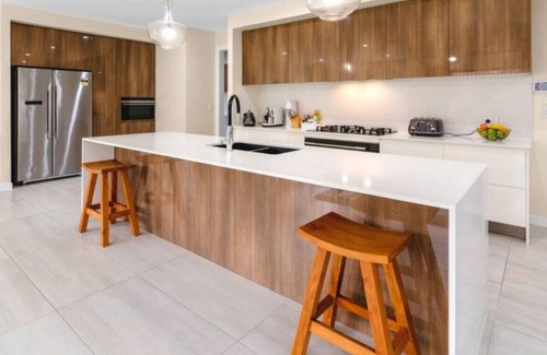 Pimpama House | Melville · 5 brm Luxury Family Home, Close to Theme Parks, Golf Club, Beaches