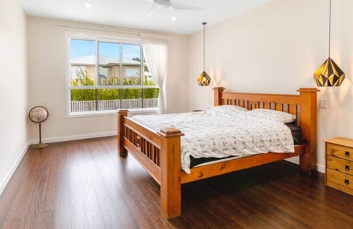 Pimpama House | Melville · 5 brm Luxury Family Home, Close to Theme Parks, Golf Club, Beaches