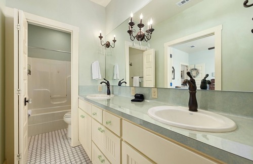 Briarcliff House | 'Memory Lane' -Hot Tub! Lg Yard/ Mins to Marina!