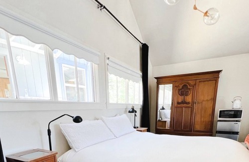 Little River House | Mendocino Carriage house! Fireplace! Walk to the beach