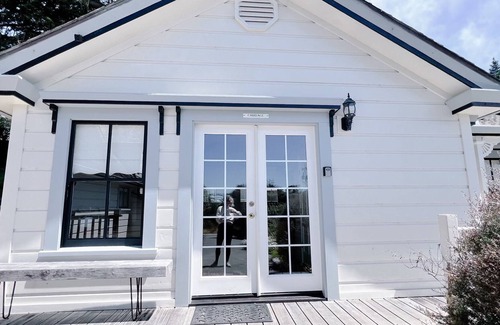 Little River House | Mendocino Carriage house! Fireplace! Walk to the beach