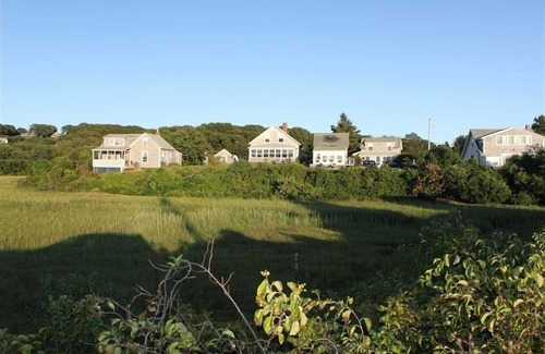 Chilmark Cottage | Menemsha - Davis House - OPENING 9/25-10/2