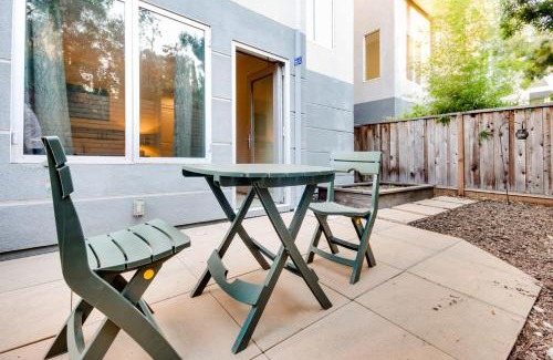 Menlo Park Apartment | Menlo Park 3br w balcony garden nr shops SFO-1528
