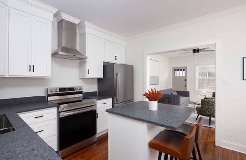 Lexington House | Mentelle Park Place- Clean Home-Walk to Breweries.