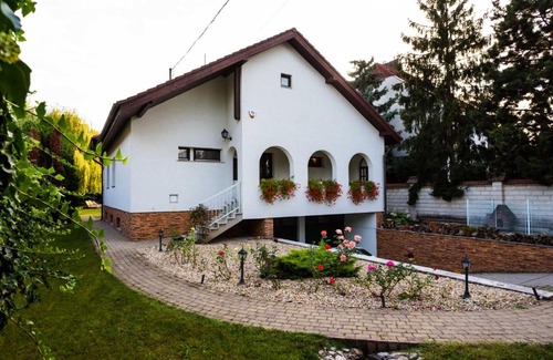 Budateteny Villa | Mercedes Garden