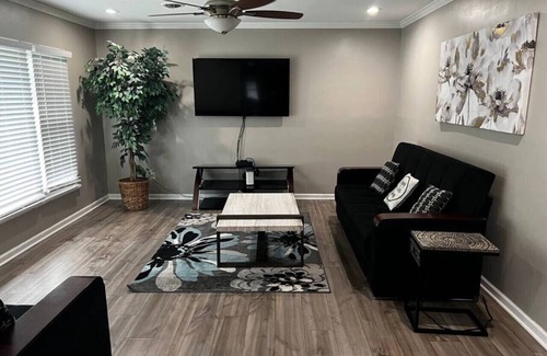 Newark House | Mercer Drive · Modern 3-bedroom ranch house.