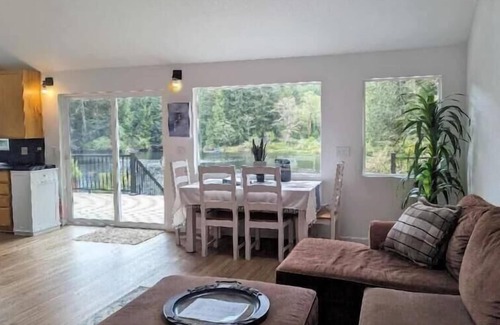 Florence House | Mercer Lakefront with dock, hot tub, pedal boat -Moonshadow Retreat