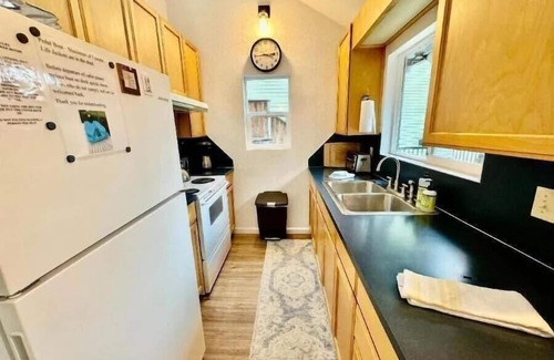 Florence House | Mercer Lakefront with dock, hot tub, pedal boat -Moonshadow Retreat