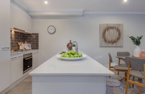 Wangaratta House | Merchant's Court: Central 3 bedroom townhouse!