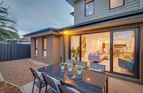Wangaratta House | Merchant's Court: Central 3 bedroom townhouse!