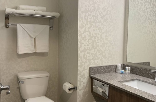 Regina Hotel | Meridian Inn & Suites Regina Airport
