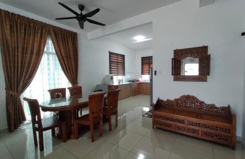 Bukit Beruntung House | MeRiz Islamic Homestay, Bukit Beruntung