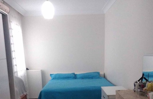 Kucukcekmece Apartment | Merkezi konumda çarşının tam üstünde ulaşımı kolay modern daire
