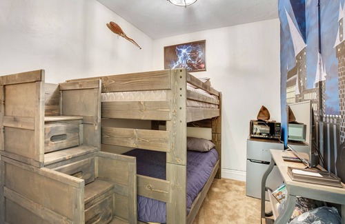 New Castle Hotel | Merlin's Bunkhouse at the Ore House Inn