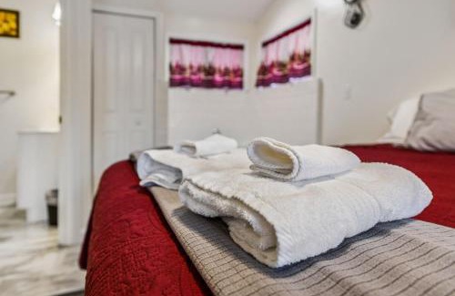 Geneva-on-the-Lake Apartment | Merlot Cottage - GOTL Strip - Lover's Retreat