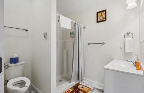 Geneva-on-the-Lake Apartment | Merlot Cottage - GOTL Strip - Lover's Retreat