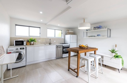 Mermaid Waters Villa | Mermaid Beach Pet-Friendly Cottage - walk to the beach, cafes, and woollies.
