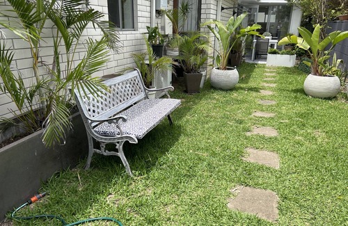 Mermaid Waters Villa | Mermaid Beach Pet-Friendly Cottage - walk to the beach, cafes, and woollies.