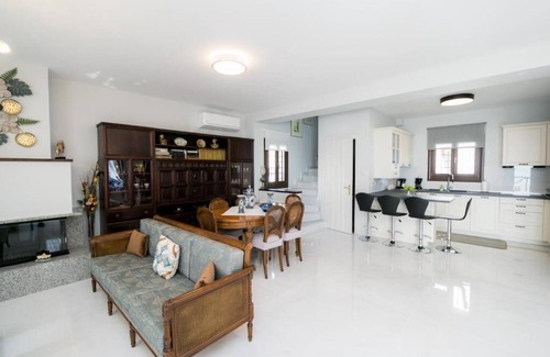 Koropi Villa | Mermaid Beachfront Villa in lovely Koropi
