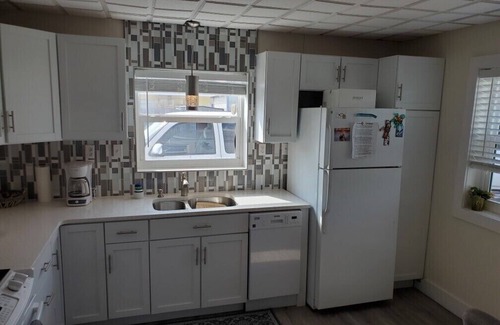 Kiska Beach House | Mermaid Cottage 1 Block to Sugar White Sand and Emerald Green Water 2BD + Porch