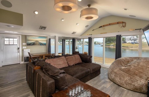 Onset House | Mermaid House Bar,Sea-Deck,30' GLASS WALL,HOT TUB, E-BIKE