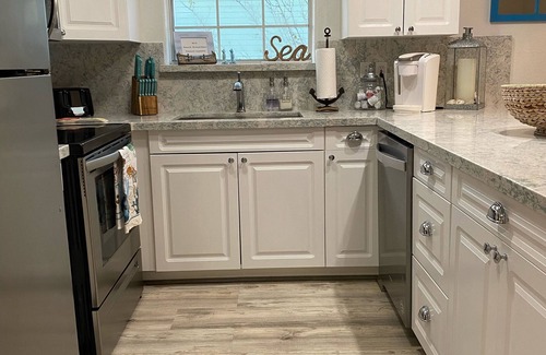 Galveston House | Mermaid Manor - pet friendly fenced yard, near beach & fishing pier in Sea Isle