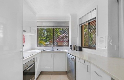 Mermaid Beach Apartment | Mermaid/Nobby Beach Walk to Beach & Restaurants