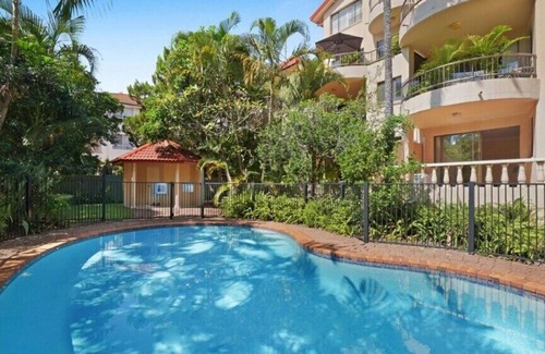 Mermaid Beach Apartment | Mermaid/Nobby Beach Walk to Beach & Restaurants