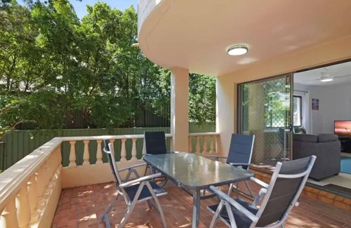 Mermaid Beach Apartment | Mermaid/Nobby Beach Walk to Beach & Restaurants