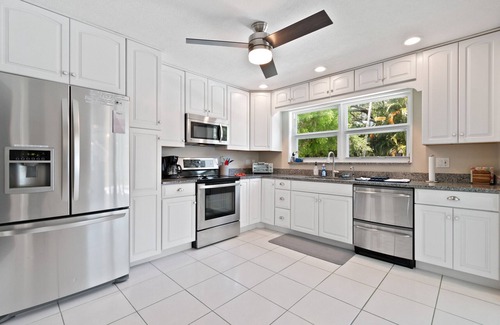 Old Jupiter Beach Road Cottage | Mermaid Shack with pool 5 min to beach,venues,restaurants