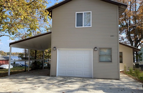 North Webster House | Mermaid Waterfront Villa with Pier on Lake Webster