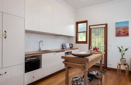 Meroo Meadow Cottage | Meroo Springs - Luxury Country Getaway minutes from Berry