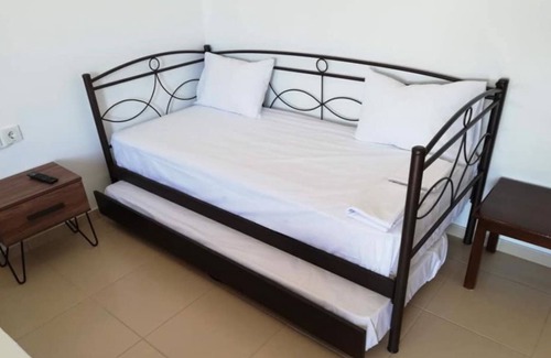 Pineios Apartment | 'Merovili Apartment 3' close to the Sea with Garden & Wi-Fi
