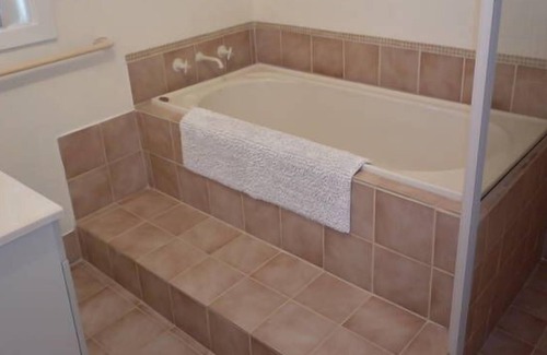 Merredin House | MERREDIN ACCOMMODATION COTTAGE :WIFI & Foxtel incl. 2 min walk to Shops