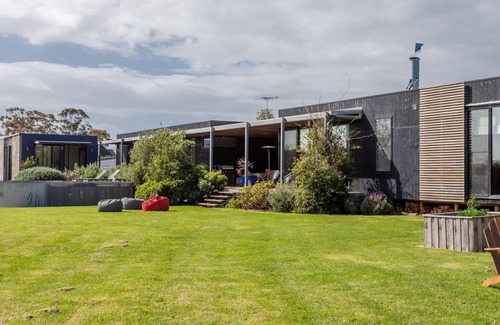 Balnarring Beach House | Merricks View - Rural outlook with Tennis Court & Plunge Pool